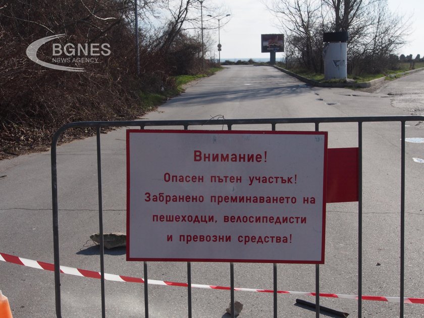 Част от крайбрежната алея във Варна пропадна
