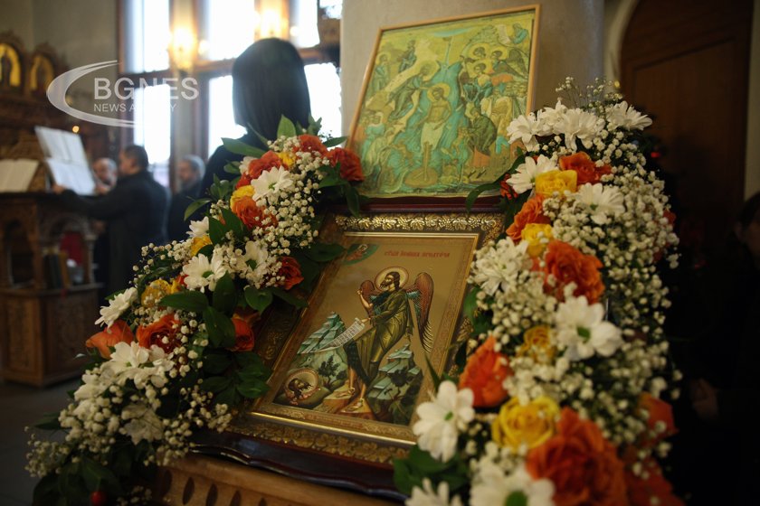 С Архиерейска света литургия храм "Св. Йоан Кръстител" отбелязва Ивановден 