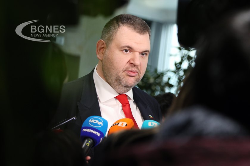 Пеевски: Очаквам оставката на Радев, нека да го видя на политическия терен