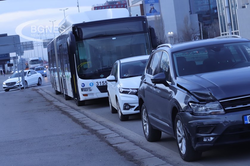Автобус и две коли се удариха на „Цариградско шосе“