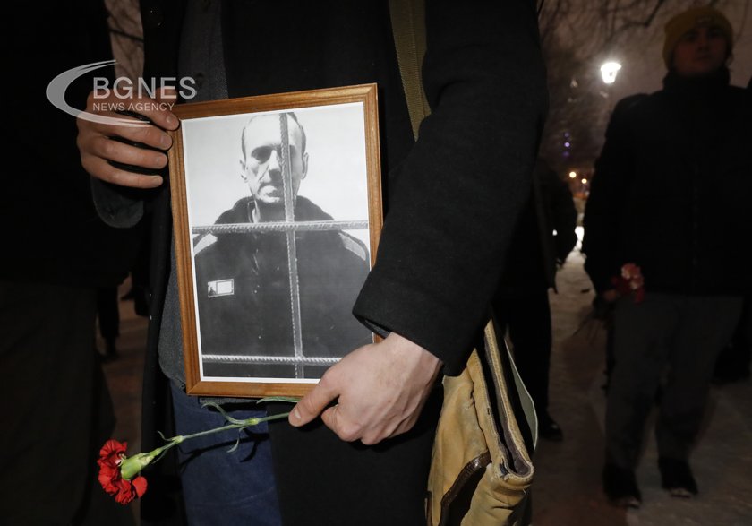 Над 100 задържани в Русия на митинги в памет на Навални 