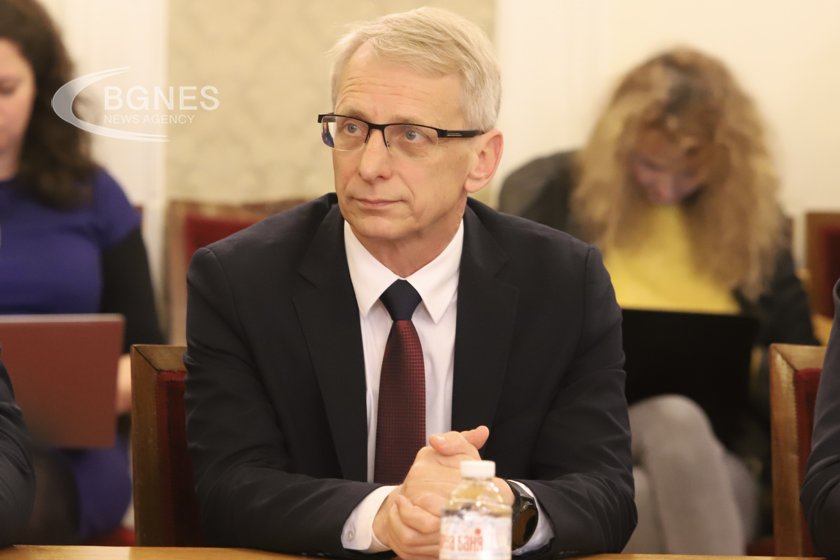 Денков: Вярвам на Мария Габриел, но не и на тези, които ѝ шепнат в ухото