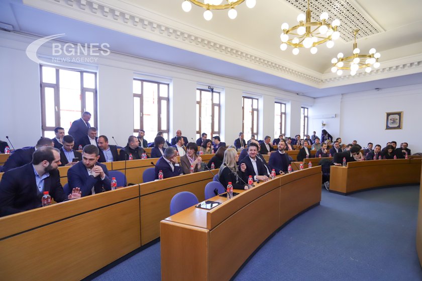 Столичният общински съвет се събира за седми път в опит да избере председател