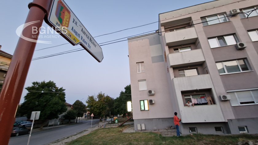 Кола с мигранти се заби в жилищен блок в Елхово 