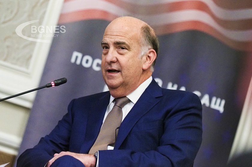 МОН и Кенет Мертен: Ще има проект за медийна грамотност в България, финансиран от САЩ за 900 000 долара