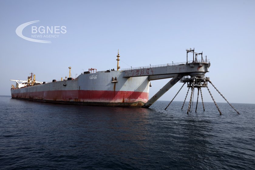 ООН отстрани нефта от разпадащия се танкер край Йемен