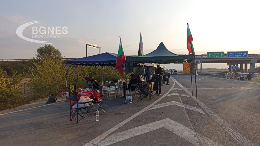 Продължава блокадата на енергетиците на магистрала „Тракия”