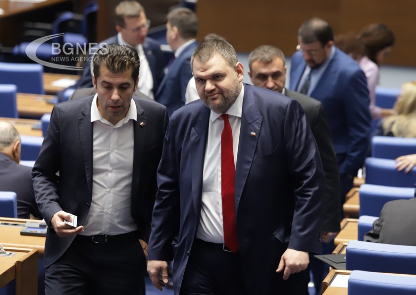 Остър спор между Пеевски и Петков нажежи страстите в НС