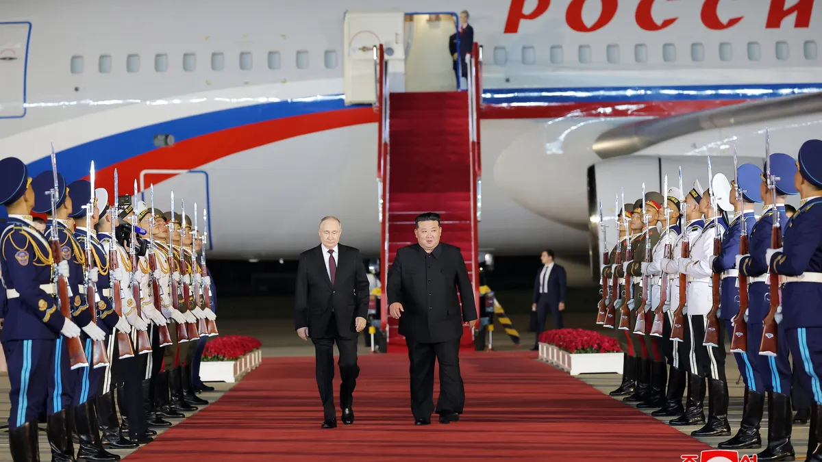 Червен килим и прегръдка за Путин в Северна Корея