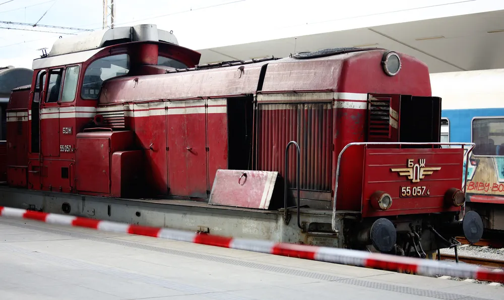 Шестима души пострадаха при удар между влак и локомотив в София