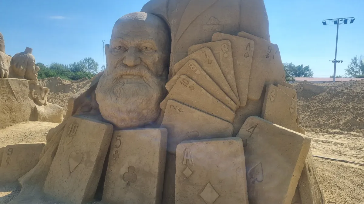 Цирков спектакъл в пясък: Фестивалът в Бургас представя уникални скулптури