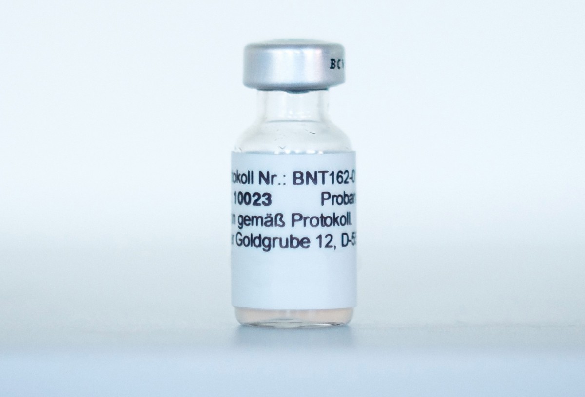 COVID-ваксината на "Pfizer" вече се доставя в САЩ и Европа