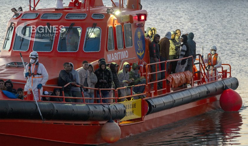 Лодка с над 60 мигранти се преобърна в Ламанша