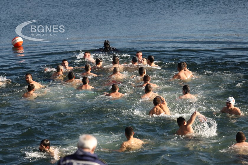 Смелчаци влизат в ледената вода да „спасят” кръста
