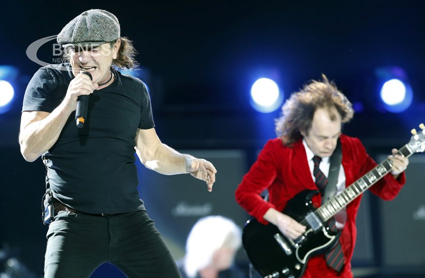 AC/DC скърби за починалия барабанист Колин Бърджис