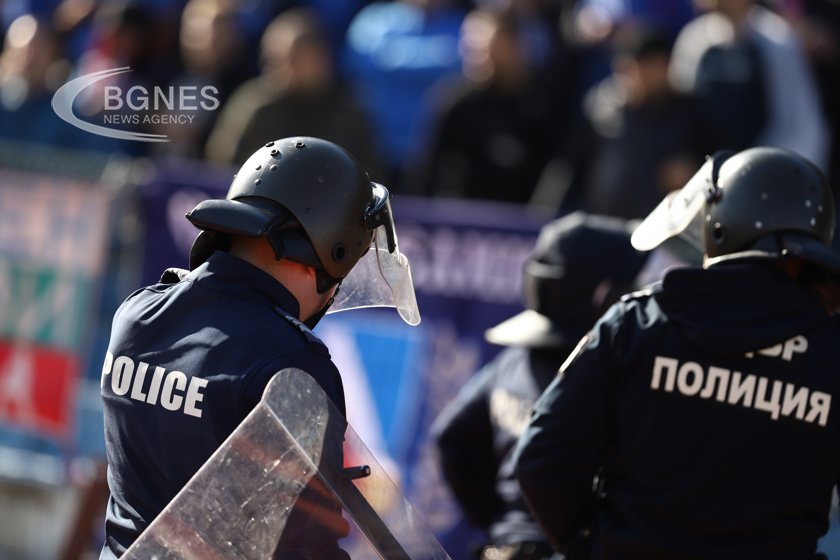 Полицията откри огромно количество пиротехника на "Васил Левски"