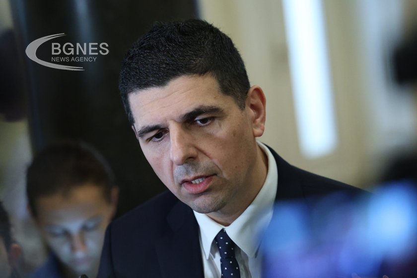 Мирчев: Под натовския камуфлаж на президента виждаме руската му рубашка