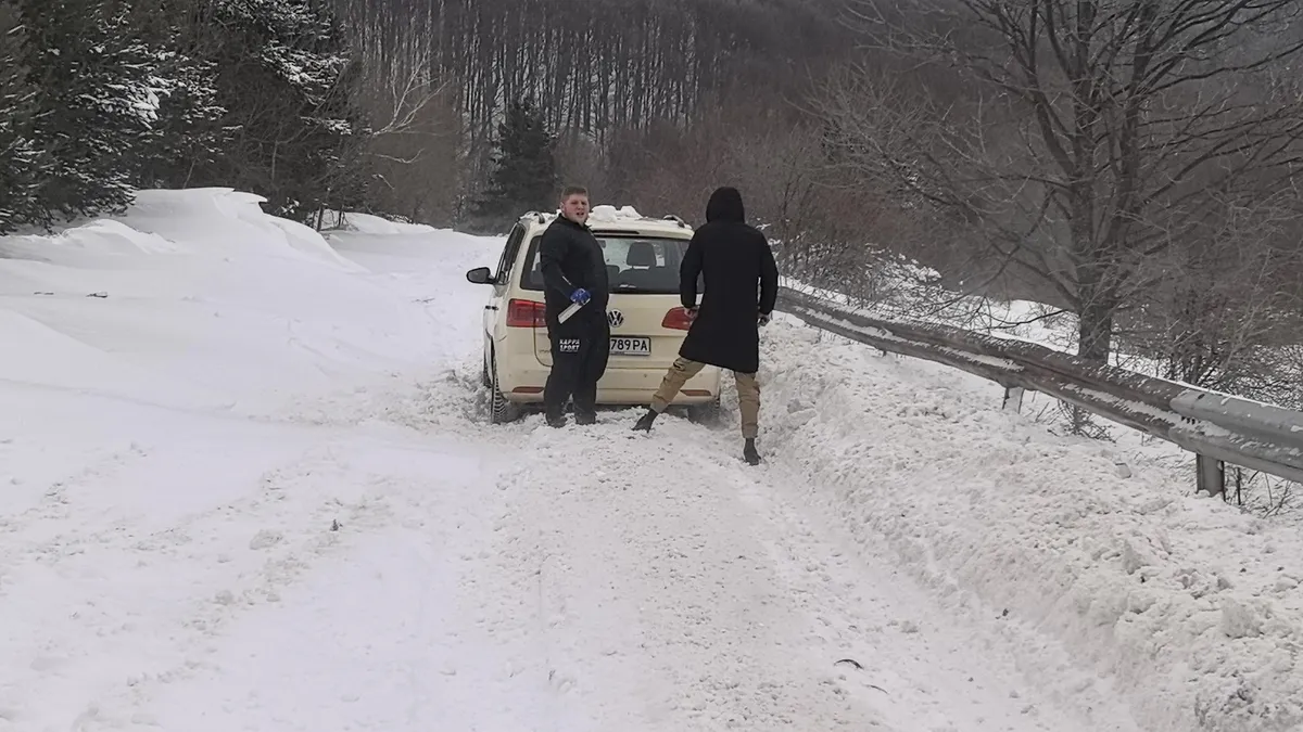 Дълбоки преспи спряха автомобил на път за Бузлуджа