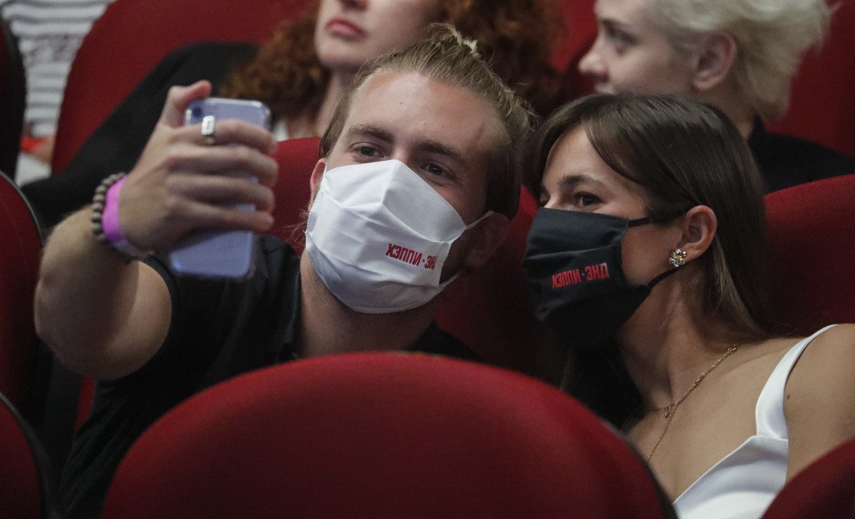 Дългото носене на маска причинява кариес и заболяване на венците