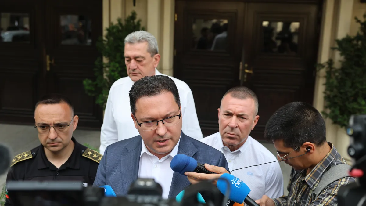 Даниел Митов: Пожарите намаляват, вечерта пристигат и шведските самолети 
