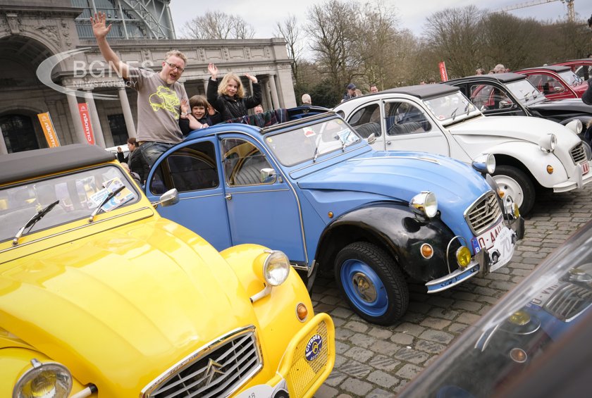 Хиляди автомобили Citroën 2CV от цял свят се събират в Швейцария