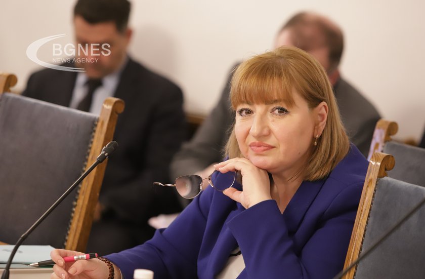 Правна комисия: Вместо в неплатен отпуск, служебният премиер да е с временно прекратени пълномощия