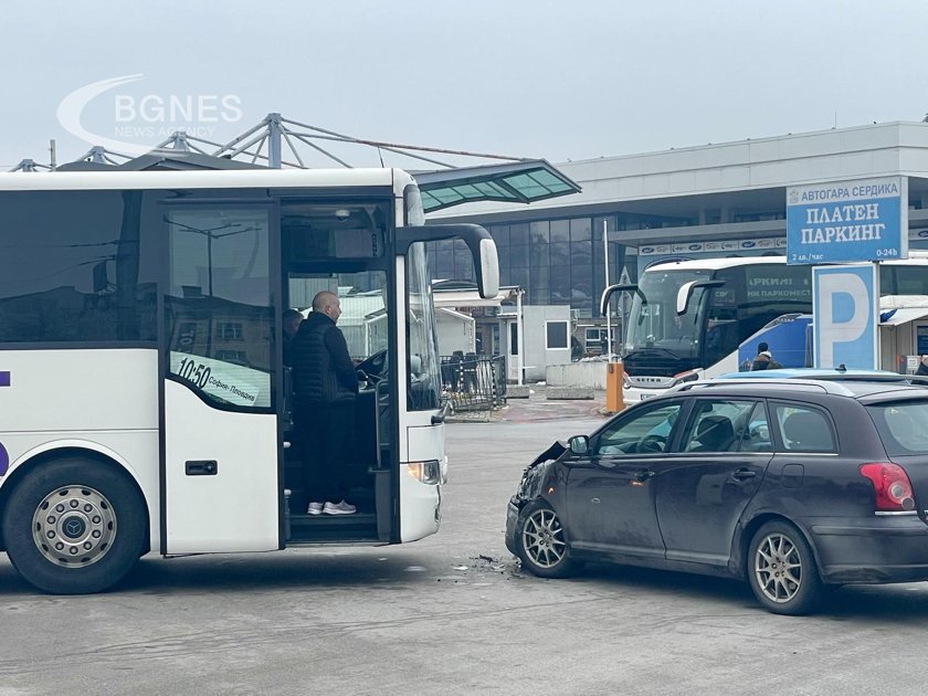 Пътнически автобус и кола се удариха пред Централна гара