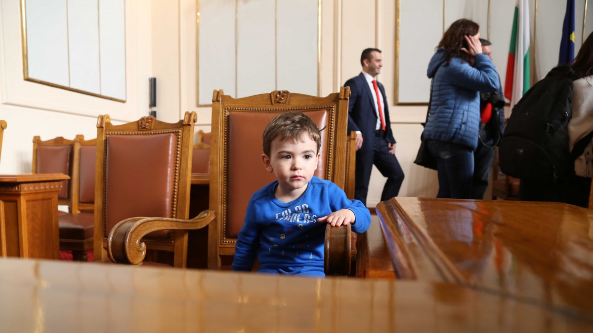 Деца седнаха в стола на премиера, удариха и парламентарния звънец