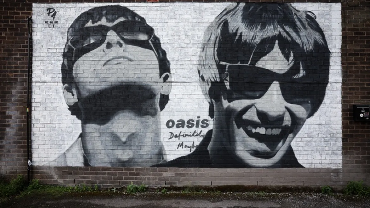 Дебютният албум на Oasis оглави британските класации 30 години след оригиналното издаване