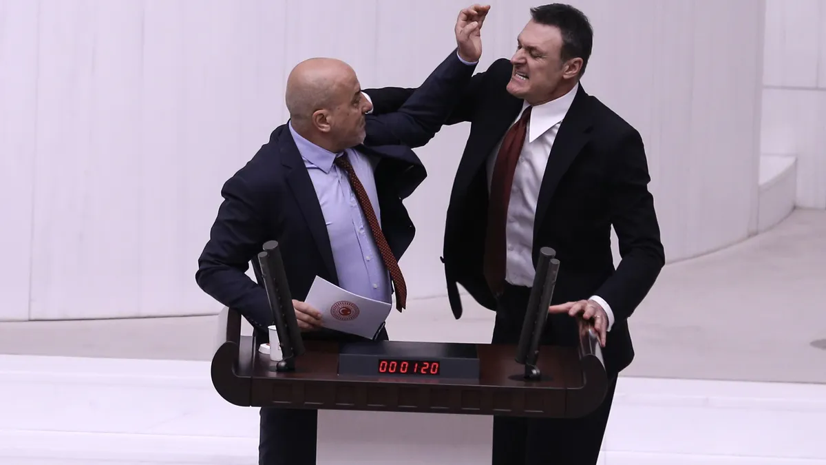 Депутати се сбиха в парламента на Турция
