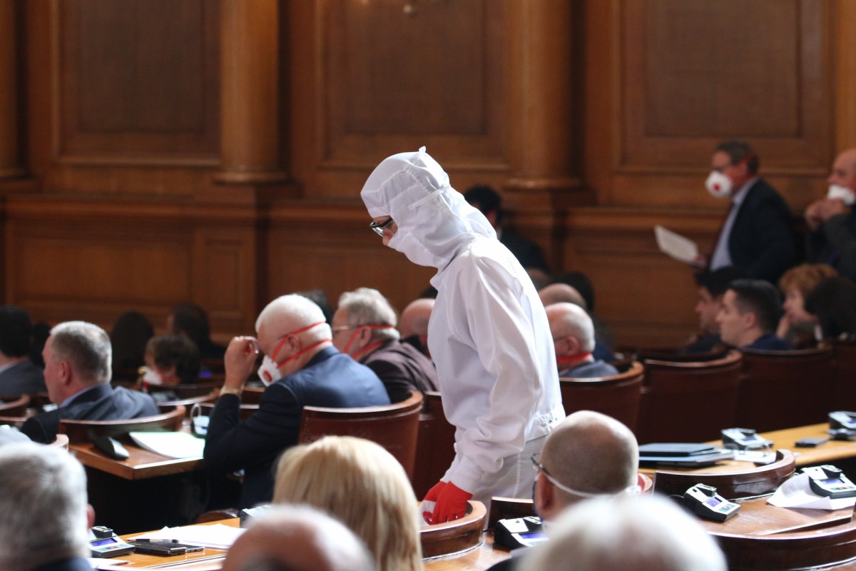 Депутати влязоха със защитни облекла в залата на Парламента