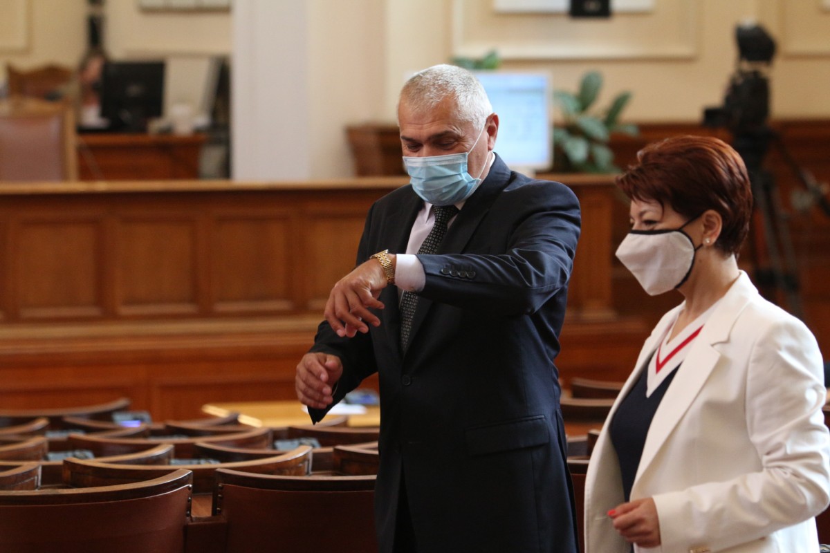 Депутатите обсъждат премахването на дълговото робство
