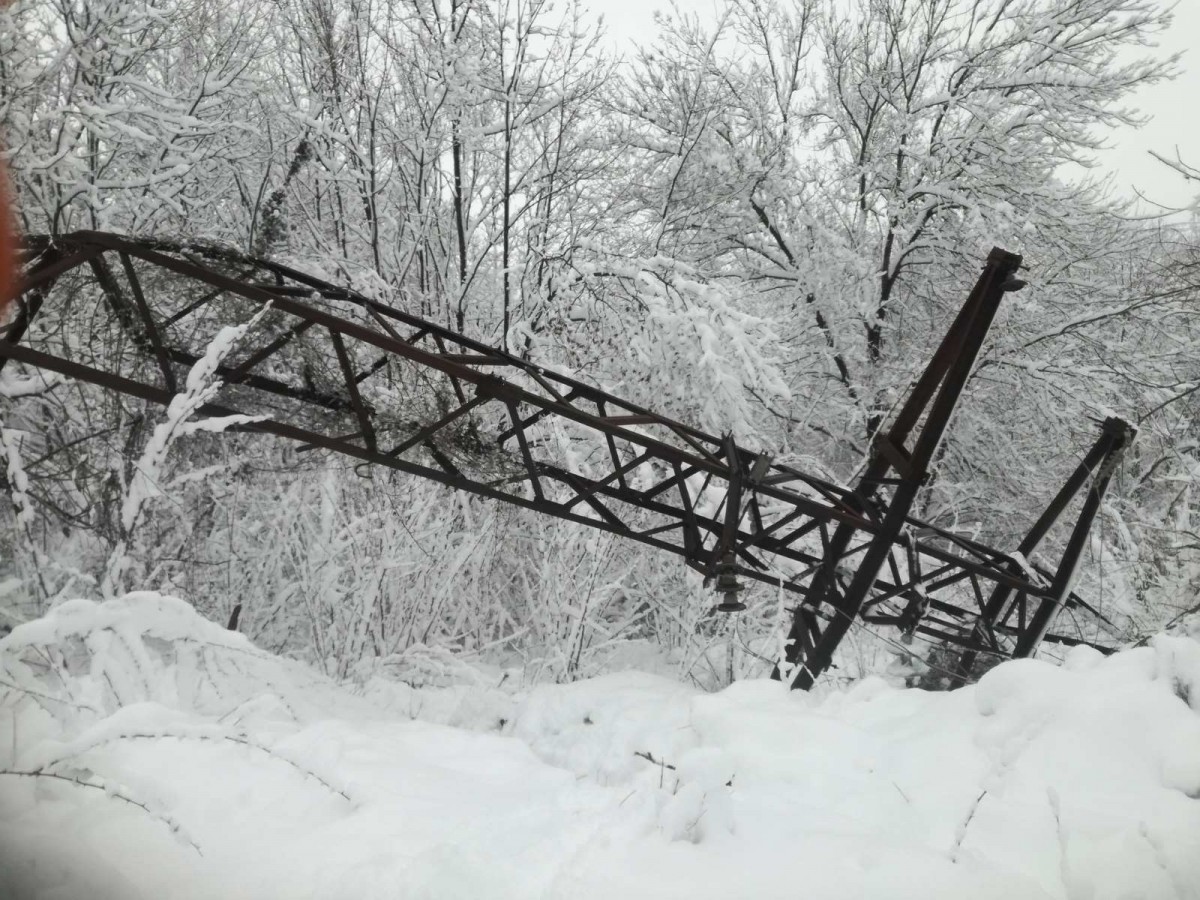 Десетки селища без ток в Северна България, възрастни хора бедстват