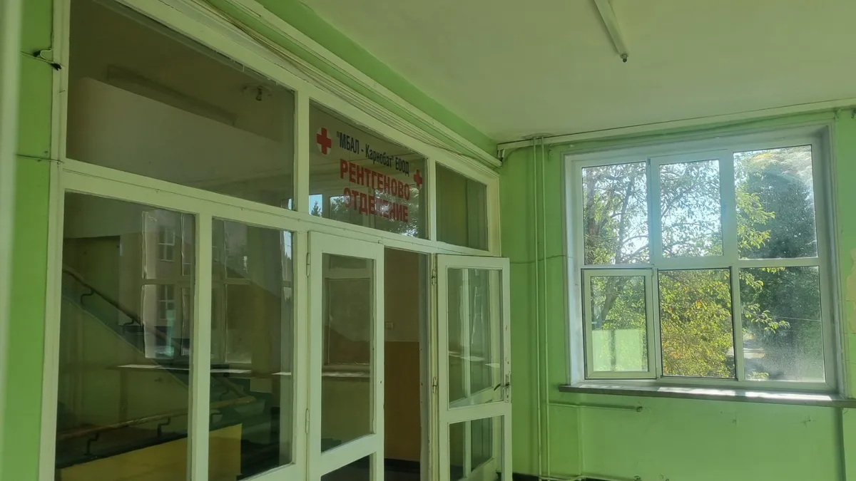 Дете на 2,5 г. падна от прозорец на болницата в Карнобат