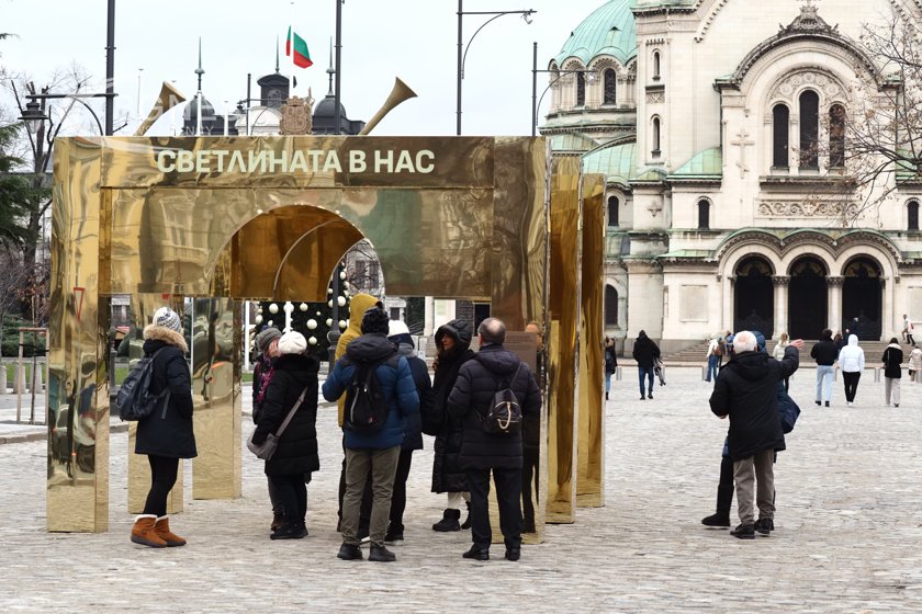Авторите на коледната "украса" в София: Златната арка бе за популяризиране на храма "Ал. Невски"