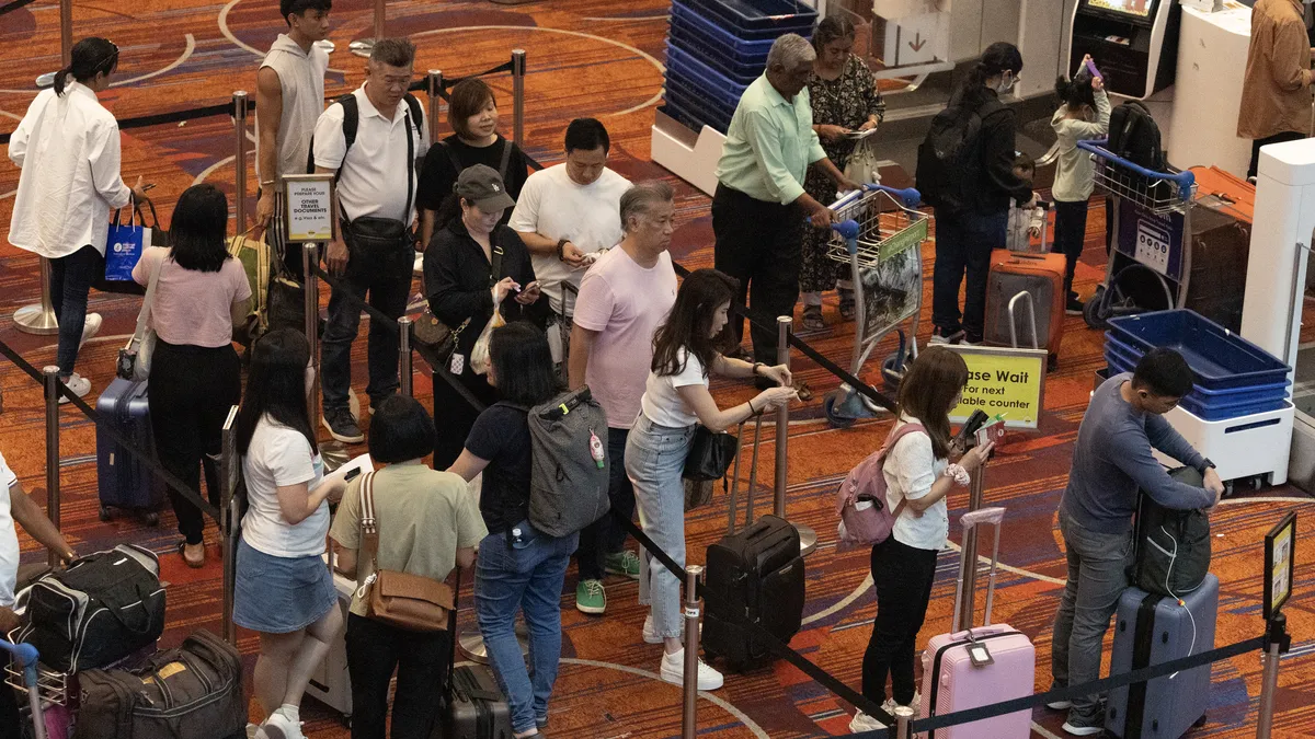 Димящ самолет на Singapore Airlines затвори писта на летището в Токио