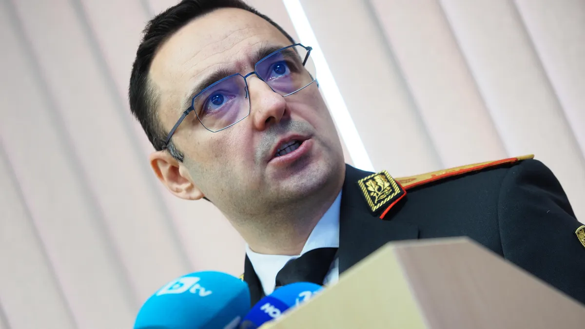 Джартов: 2 самолета от чужбина се включват в гасенето на пожарите у нас