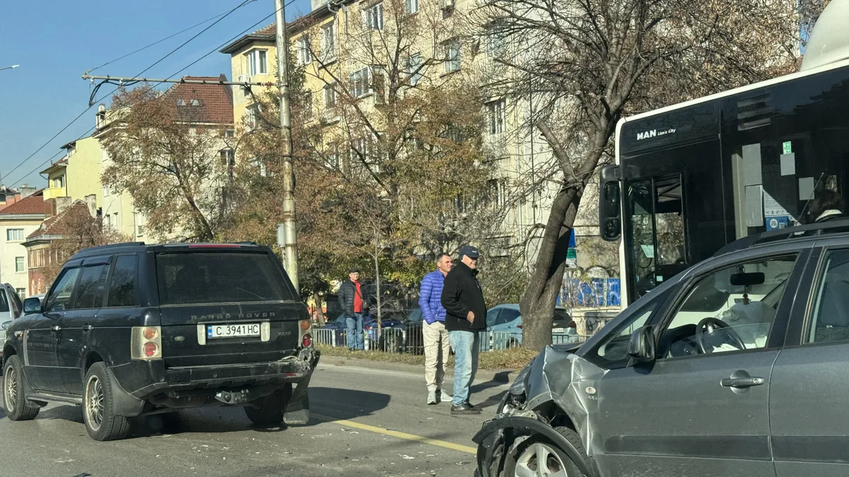 Джип, кола и рейс на Градския транспорт се удариха на Цариградско шосе в София
