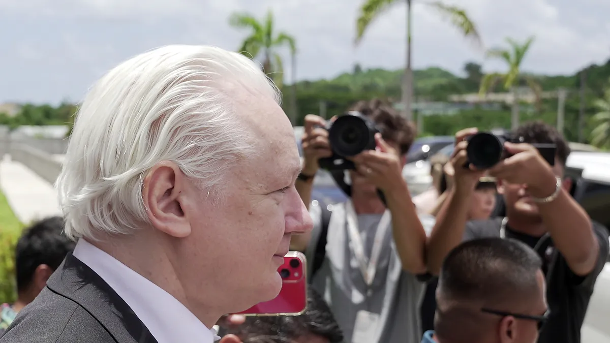 Джулиан Асанж: Противоречивият основател на WikiLeaks