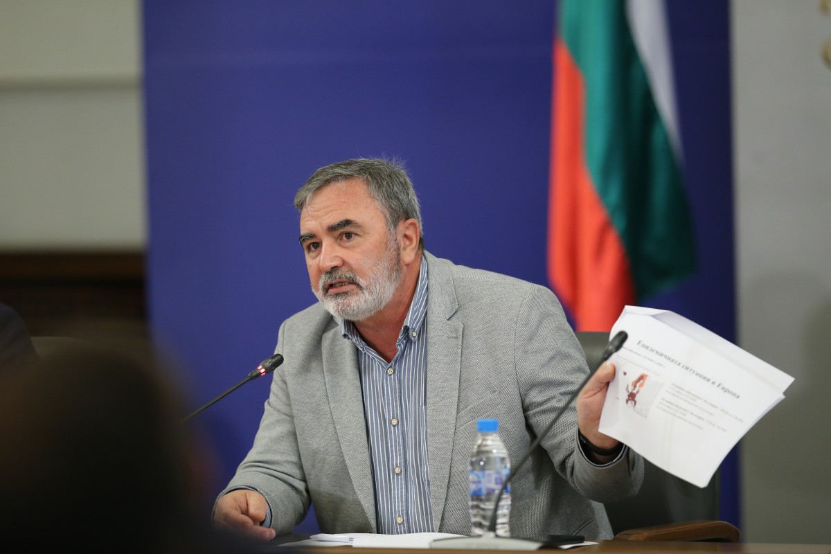 Доц. Ангел Кунчев: Ще стартираме ваксинирането на 27 декември в София, Пловдив и Бургас