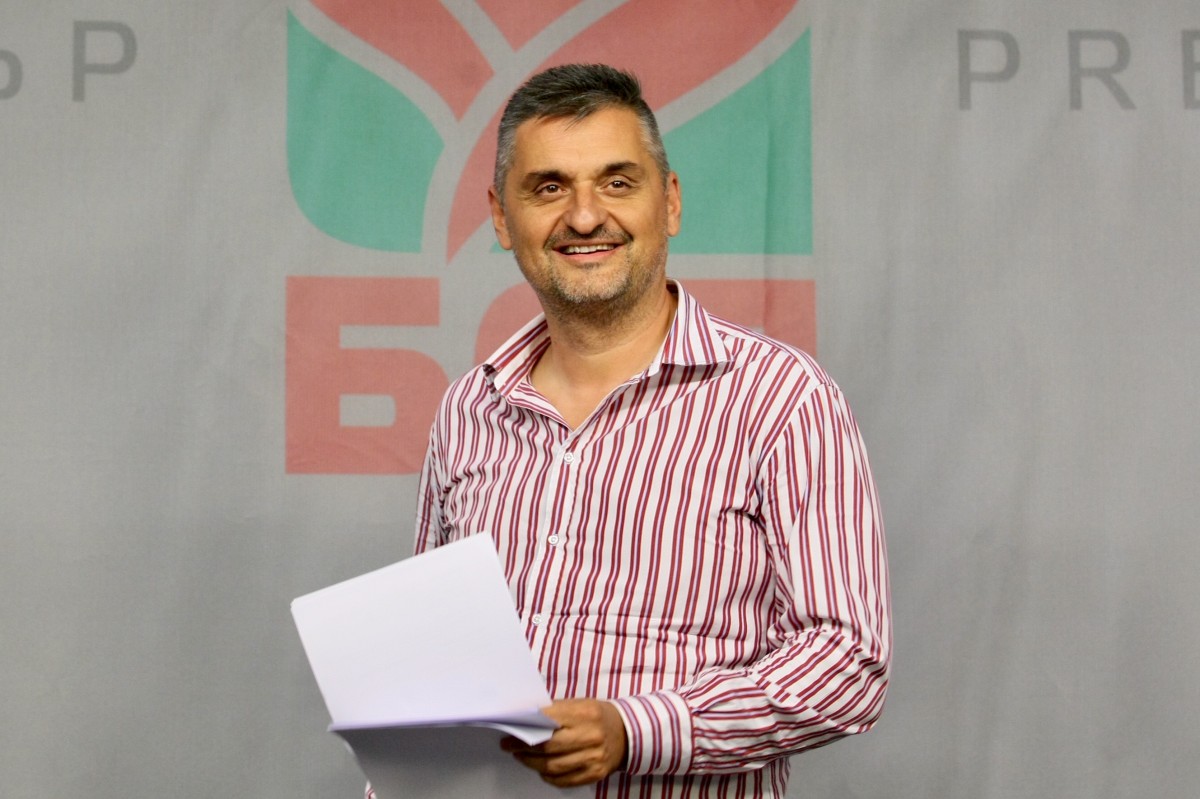 Добрев: Вътрешната опозиция иска властта за себе си, не за новото поколение