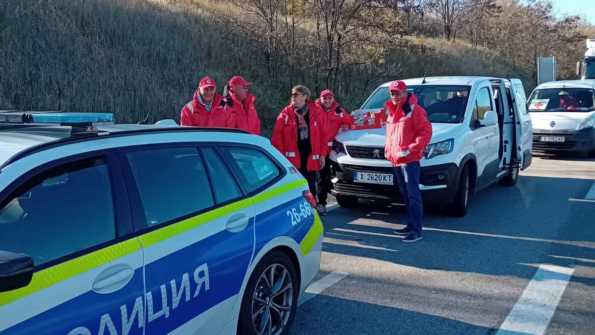 Доброволци от БЧК помогнаха с вода и закуски на шофьорите на камиони, блокирани на „Капитан Андреево“ и „Лесово“