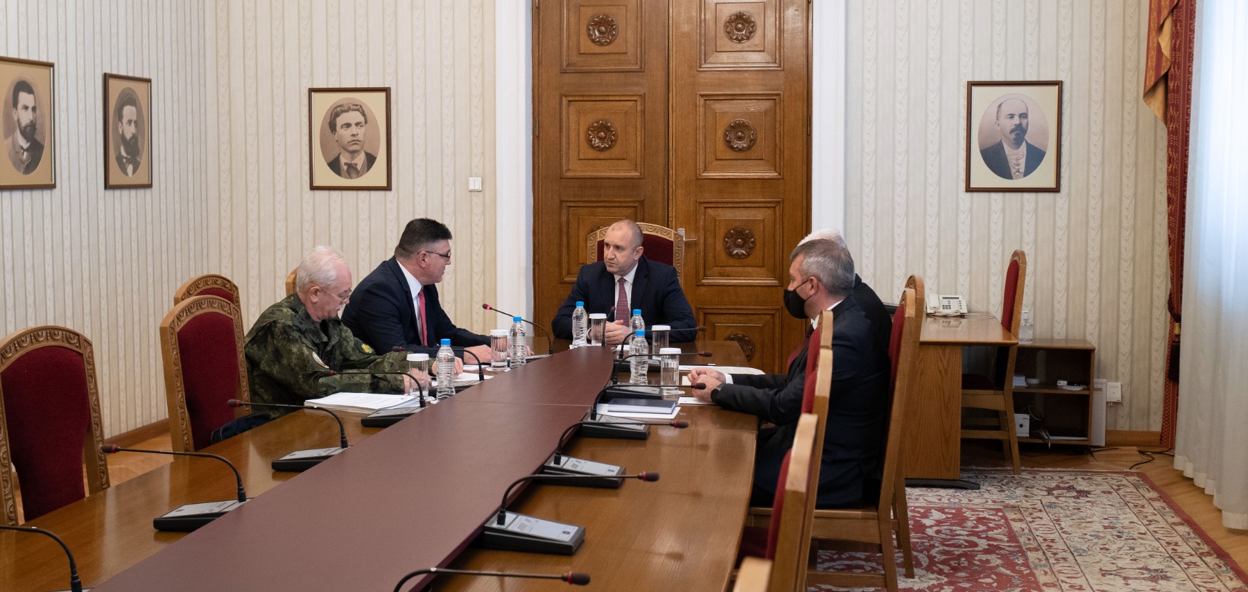 Радев: Чужди армии не могат да излагат на риск живота на българите