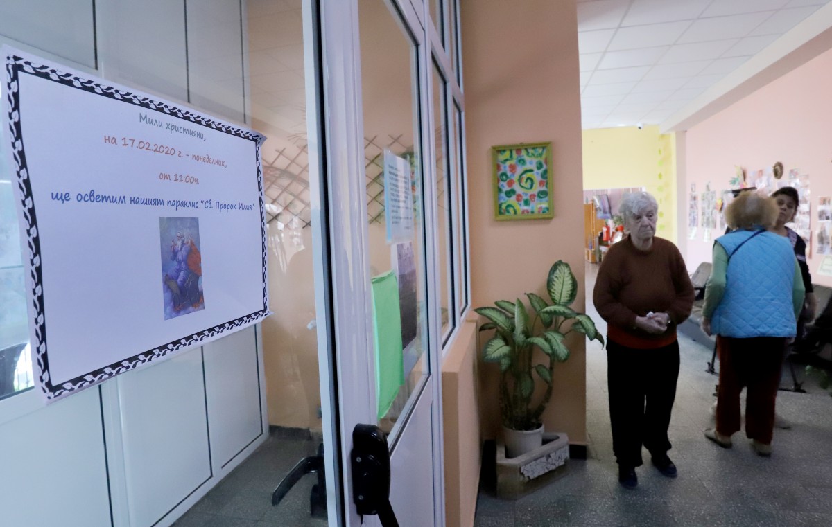 Осветиха дарен параклис в дома за стари хора "Надежда"