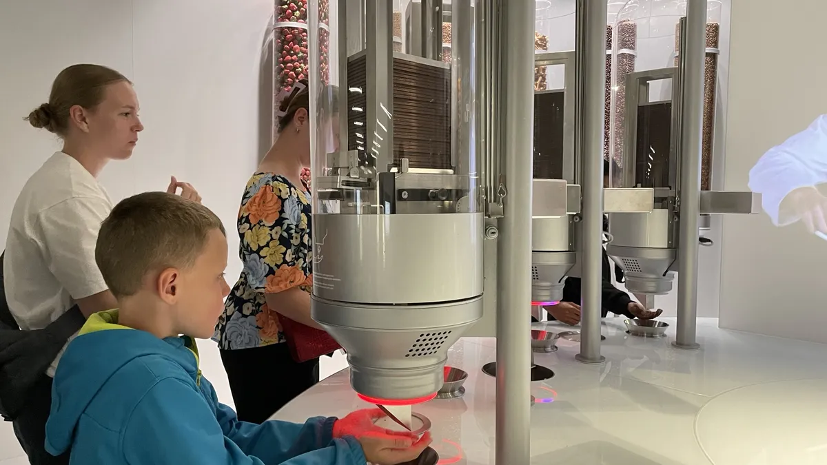 Домът на Lindt в Цюрих: Музеят, който черпи с шоколад на корем