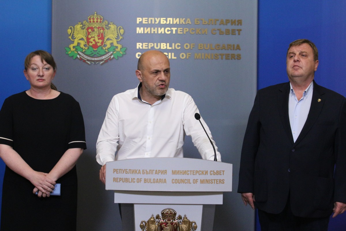 Радев поиска оставката на кабинета, правителството не иска задълбочаване на кризата