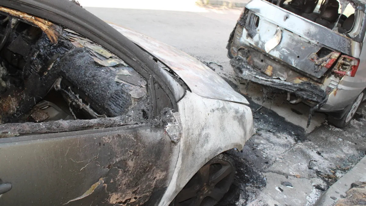 Два автомобила изгоряха напълно в Бургас, засегнати са други четири