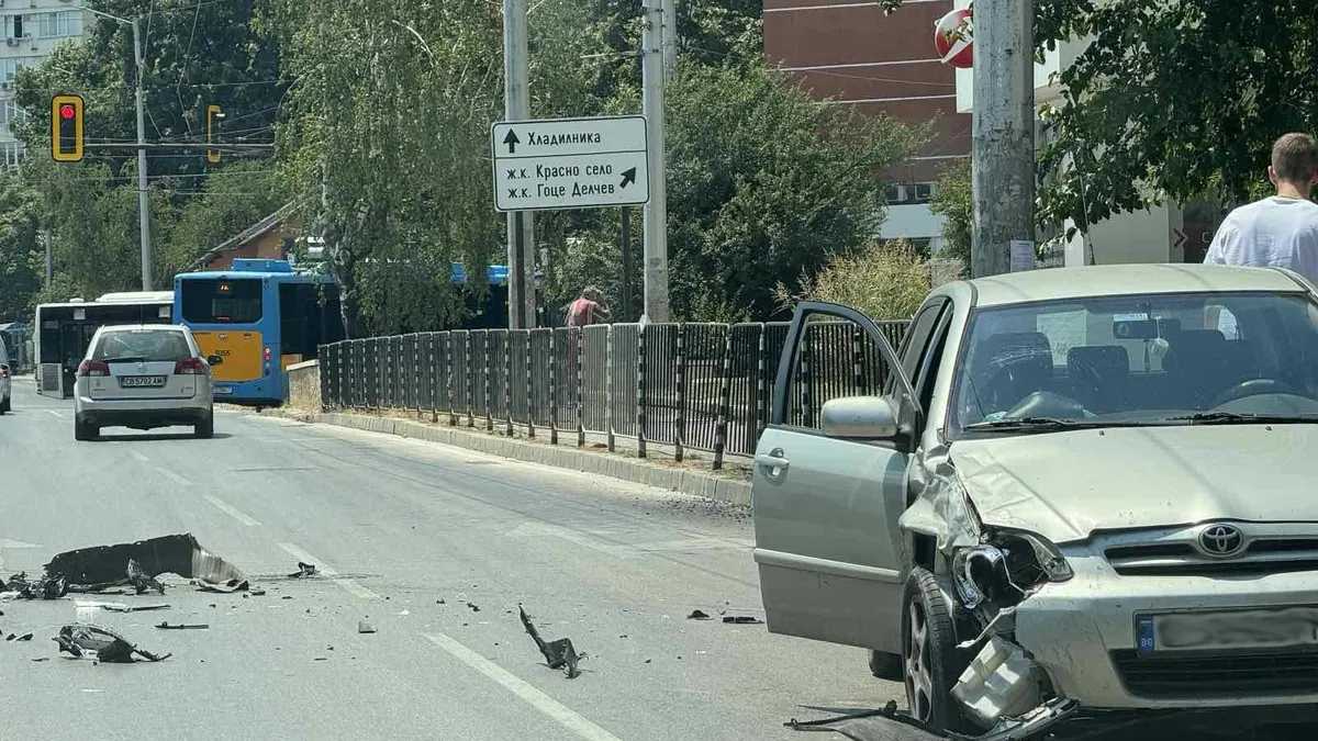 Два автомобила се удариха челно в София, по чудо няма жертви