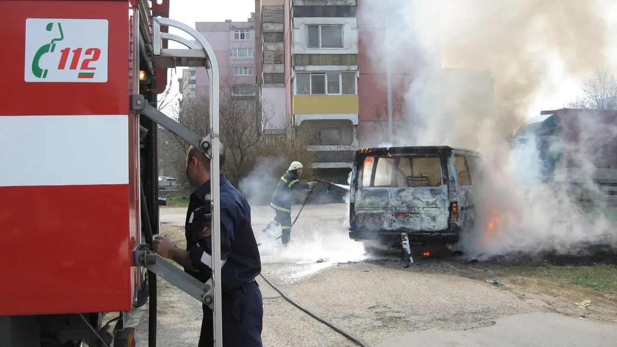 Два Мерцедеса и Ситроен изгоряха при умишлен палеж в Бургас, засегнат е и един Фолксваген