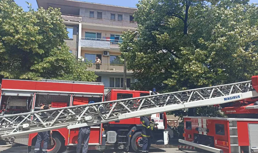 Двама души пострадаха при пожар в блок в Стара Загора